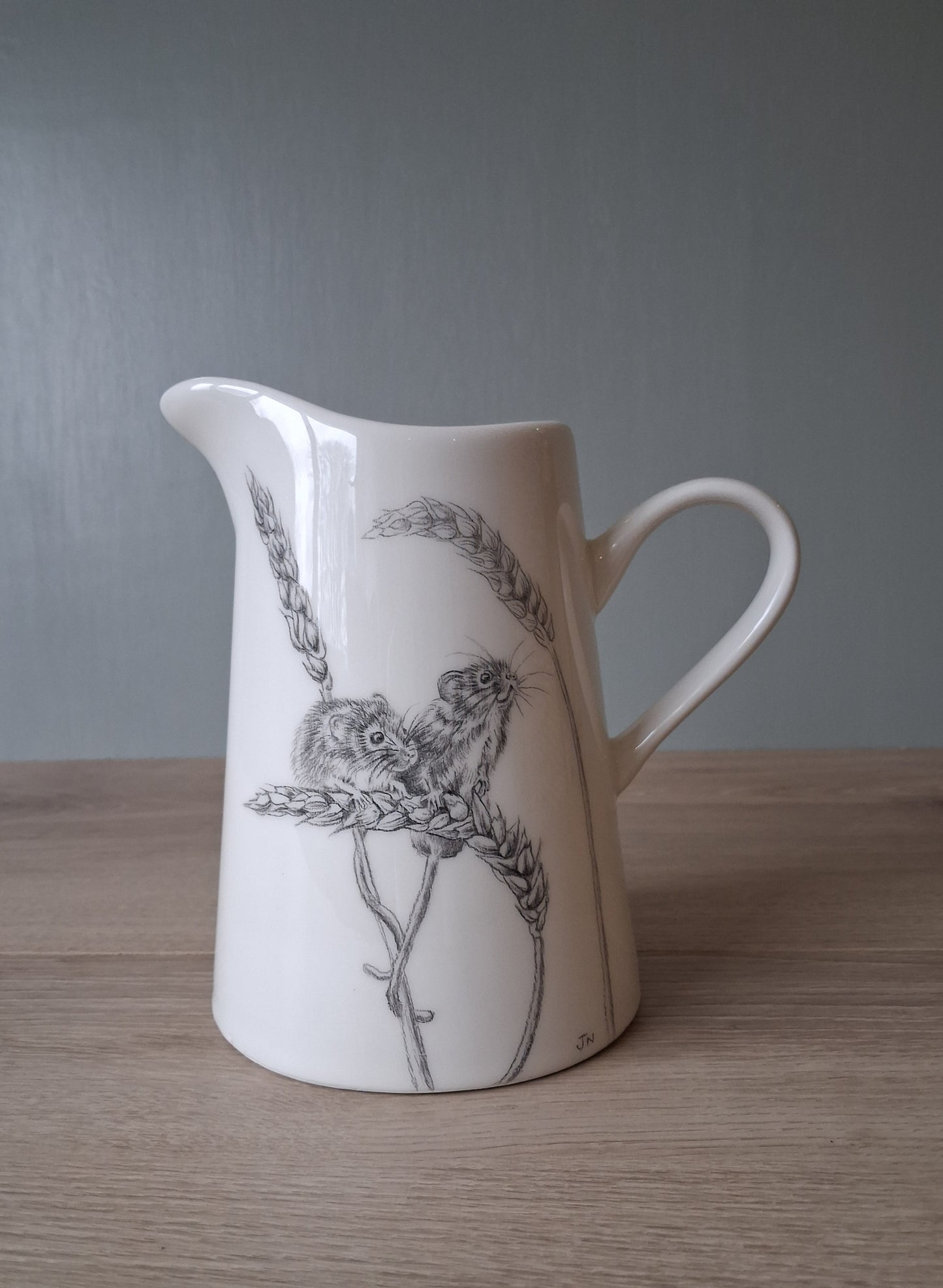 Medium jug - harvest mice