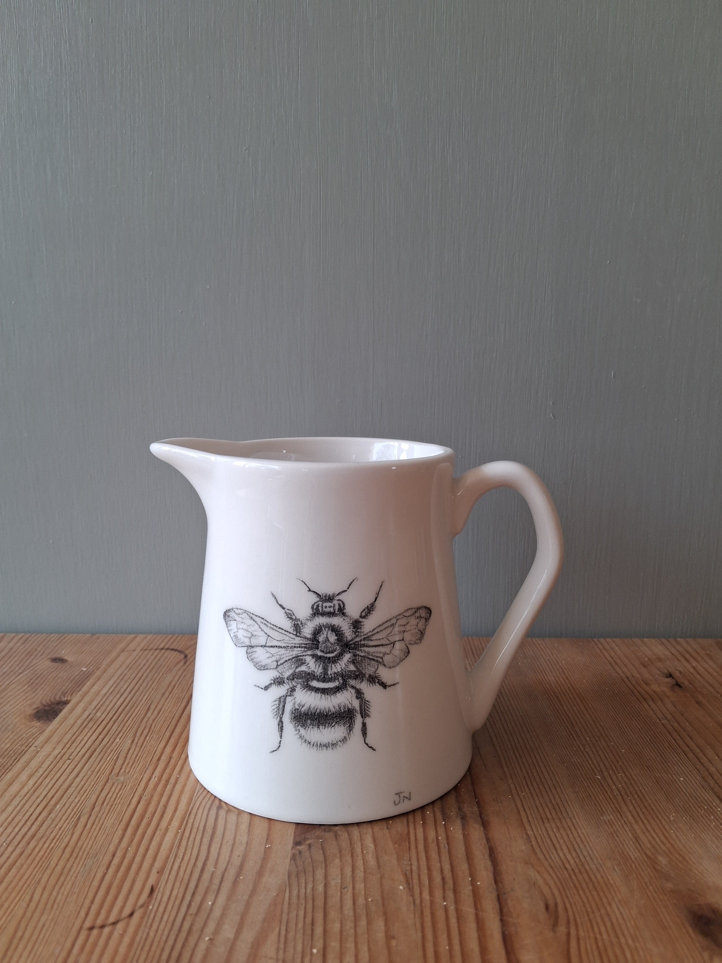 Small milk jug - Bee